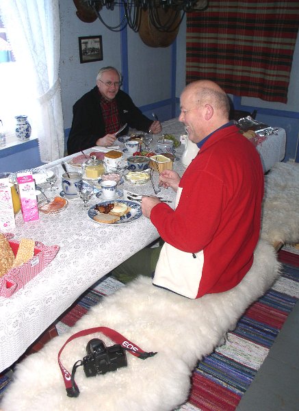 040 2004_014.jpg - To glade og morgenfriske Berguler iferd med å ta for seg på frokostbordet      